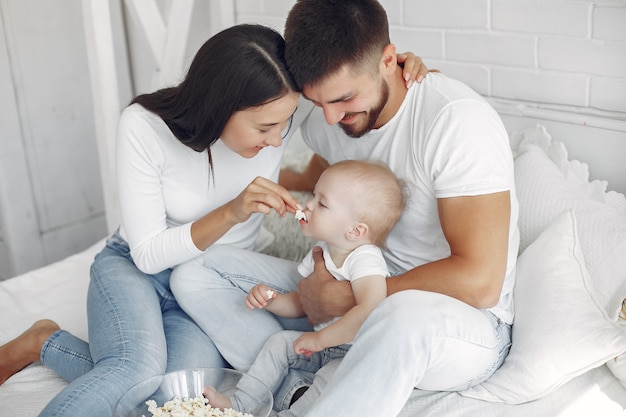 Hermosa familia pasar tiempo en un baño