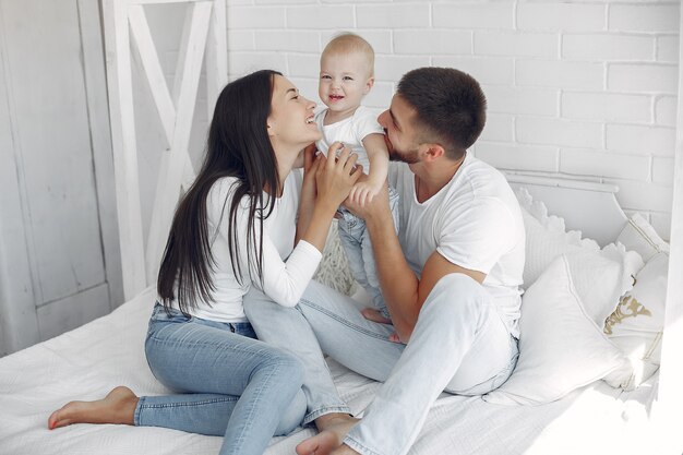 Hermosa familia pasar tiempo en un baño