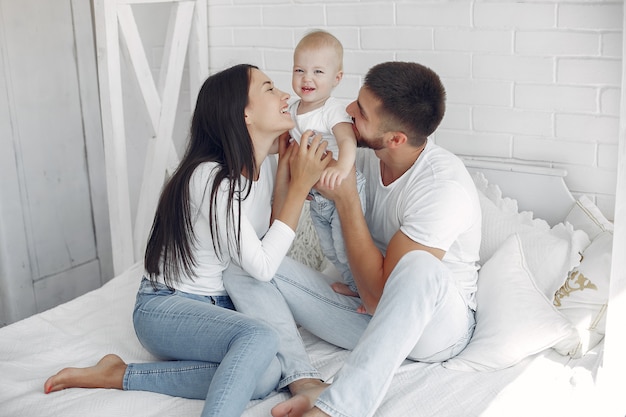 Hermosa familia pasar tiempo en un baño