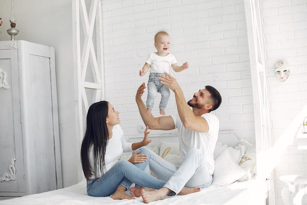 Hermosa familia pasar tiempo en un baño