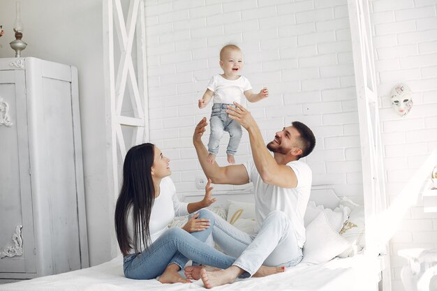 Hermosa familia pasar tiempo en un baño