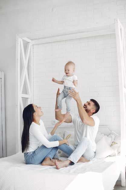 Hermosa familia pasar tiempo en un baño