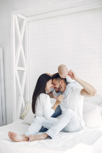 Hermosa familia pasar tiempo en un baño