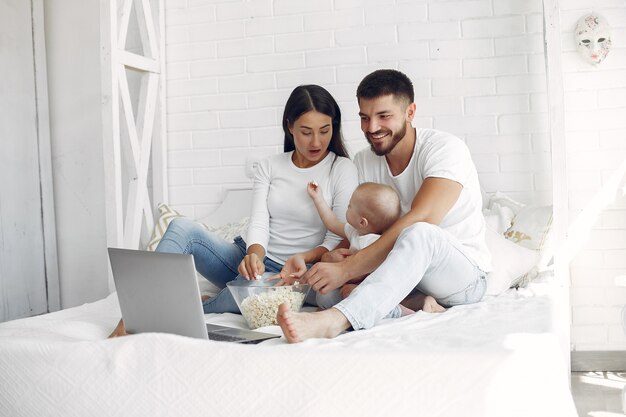 Hermosa familia pasar tiempo en un baño