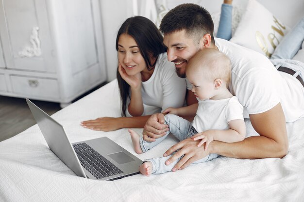 Hermosa familia pasar tiempo en un baño