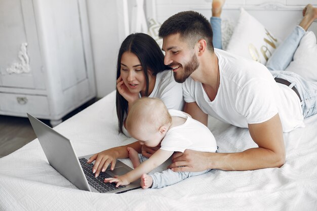 Hermosa familia pasar tiempo en un baño