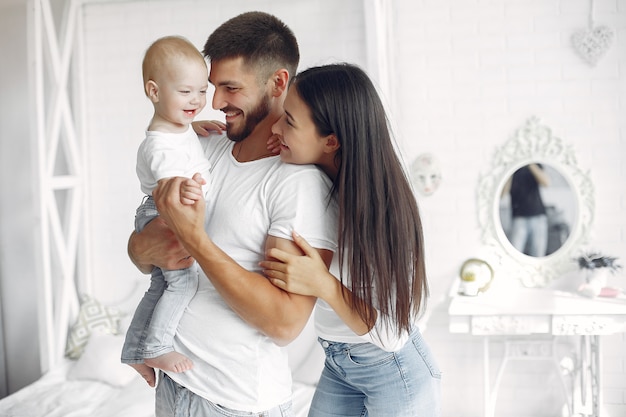 Hermosa familia pasar tiempo en un baño