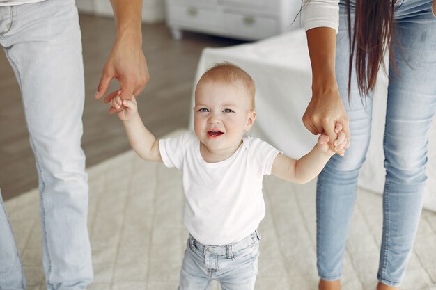 Hermosa familia pasar tiempo en un baño