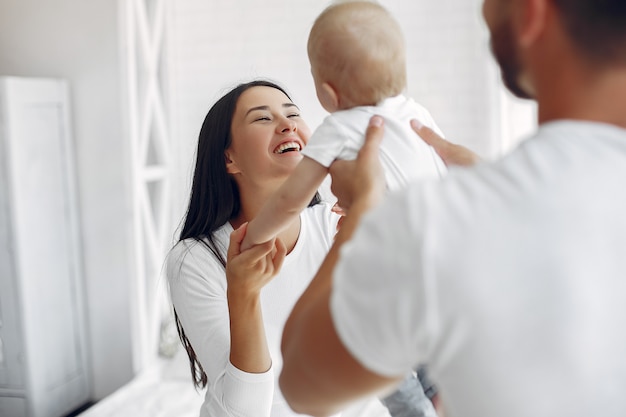 Hermosa familia pasar tiempo en un baño