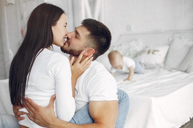 Hermosa familia pasar tiempo en un baño