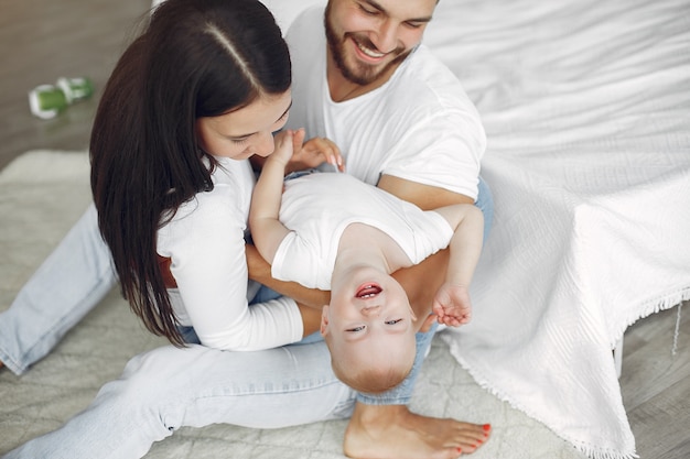 Foto gratuita hermosa familia pasar tiempo en un baño