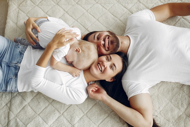 Hermosa familia pasar tiempo en un baño