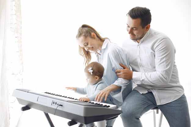 Foto gratuita hermosa familia pasar tiempo en un estudio de música