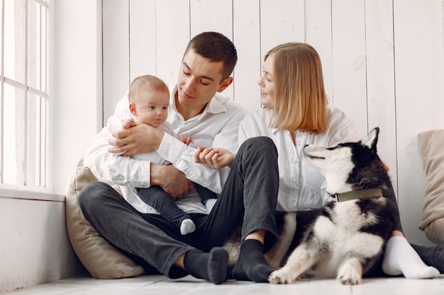 Foto gratuita hermosa familia pasar tiempo en una habitación con un perro