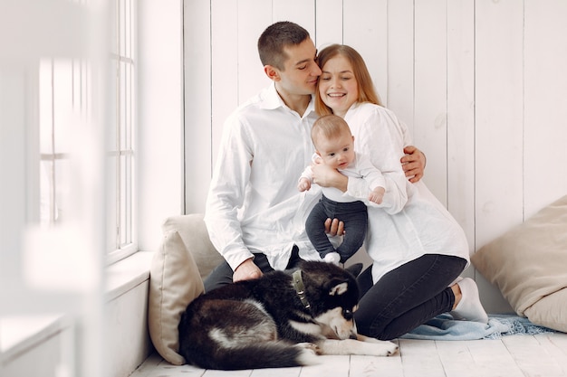 Foto gratuita hermosa familia pasar tiempo en una habitación con un perro