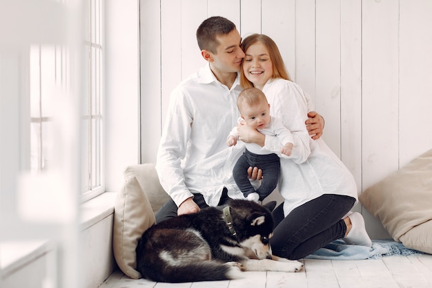 Hermosa familia pasar tiempo en una habitación con un perro