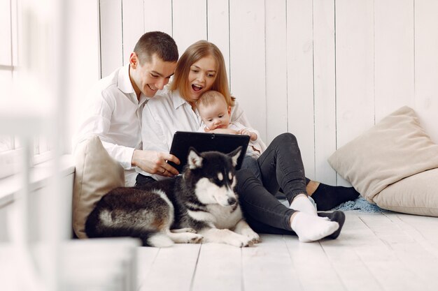 Hermosa familia pasar tiempo en una habitación con una tableta