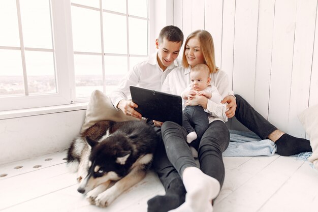 Hermosa familia pasar tiempo en una habitación con una tableta