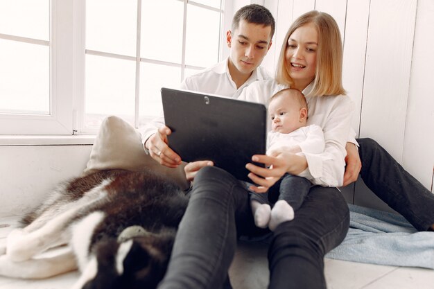 Hermosa familia pasar tiempo en una habitación con una tableta