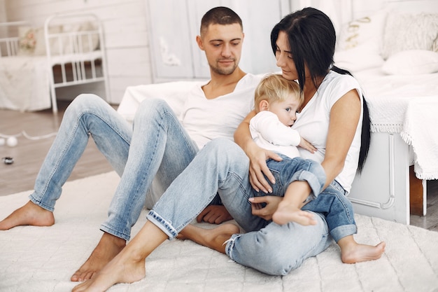 Hermosa familia pasar tiempo en una habitación