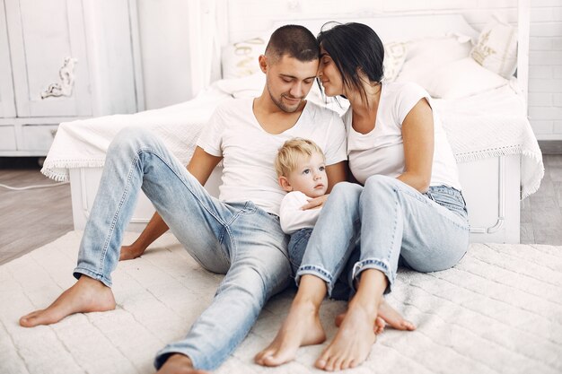 Hermosa familia pasar tiempo en una habitación