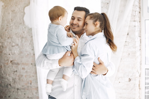 Hermosa familia pasar tiempo en una habitación