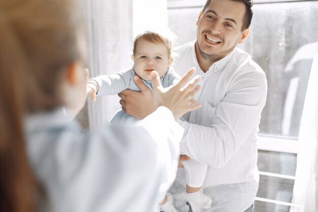 Hermosa familia pasar tiempo en una habitación