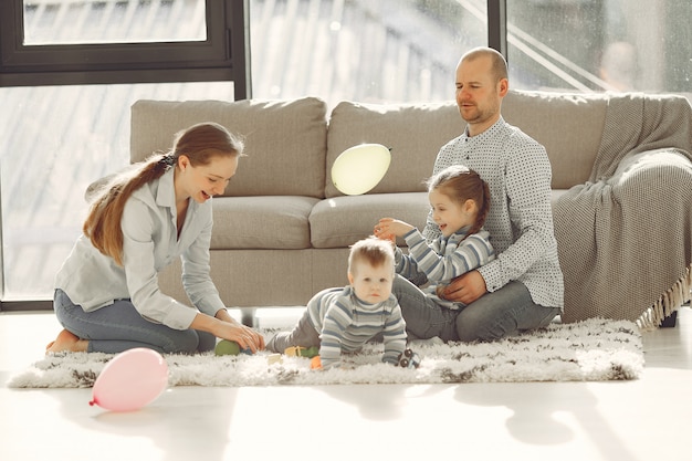 Hermosa familia pasar tiempo en una habitación