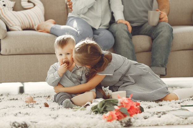 Hermosa familia pasar tiempo en una habitación