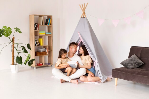 Hermosa familia pasar tiempo juntos en casa