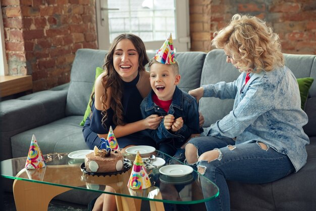 Hermosa familia pasar tiempo juntos, celebrando la fiesta