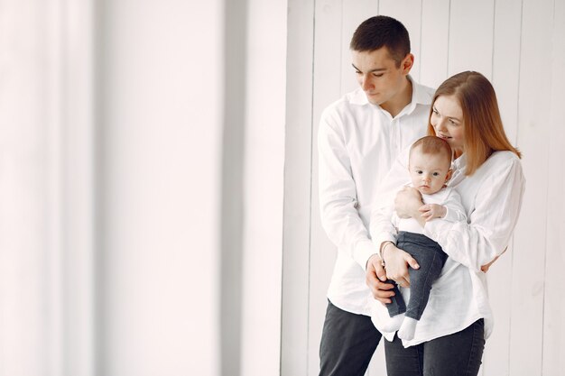 Hermosa familia de pie en blanco