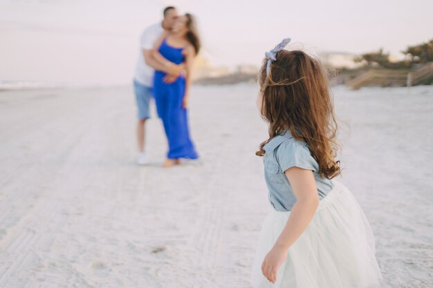 Hermosa familia en la playa