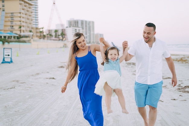 Foto gratuita hermosa familia en la playa