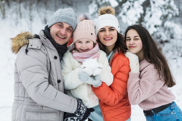 Hermosa familia posando para la cámara