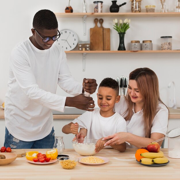 Hermosa familia preparando la cena juntos