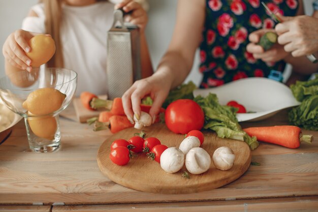 Hermosa familia preparar comida en la cocina