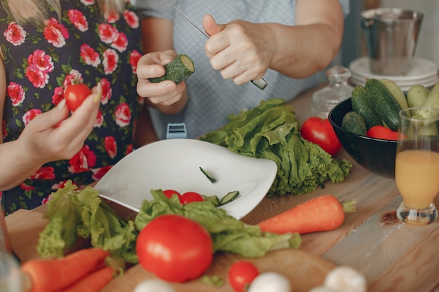 Hermosa familia preparar comida en la cocina