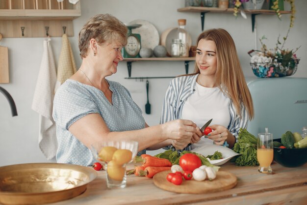 Hermosa familia preparar comida en la cocina