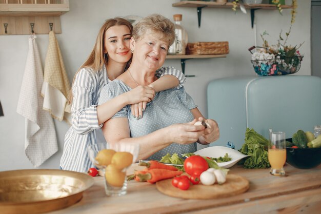 Hermosa familia preparar comida en la cocina