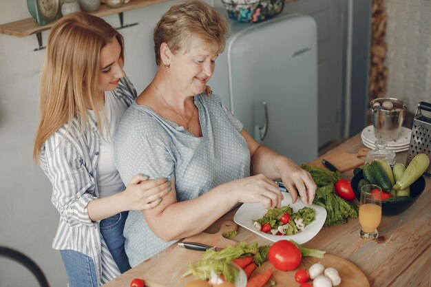 Hermosa familia preparar comida en la cocina