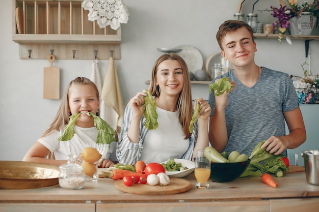 Hermosa familia preparar comida en la cocina