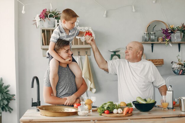 Hermosa familia preparar comida en la cocina