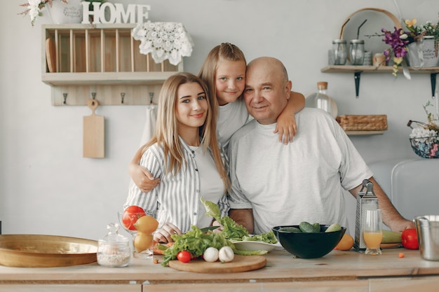 Hermosa familia preparar comida en la cocina