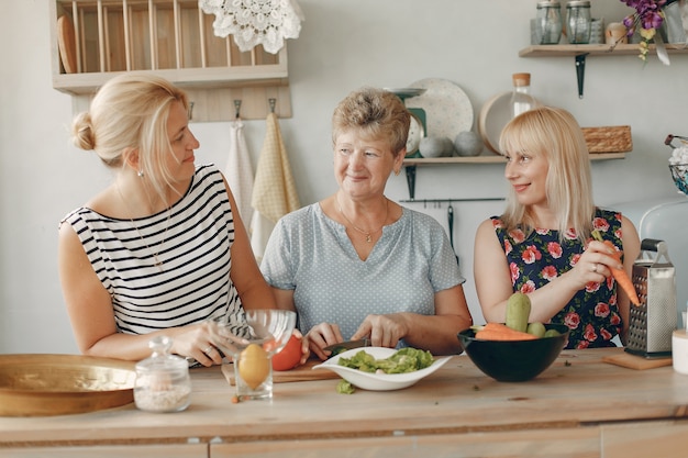 Hermosa familia preparar comida en la cocina