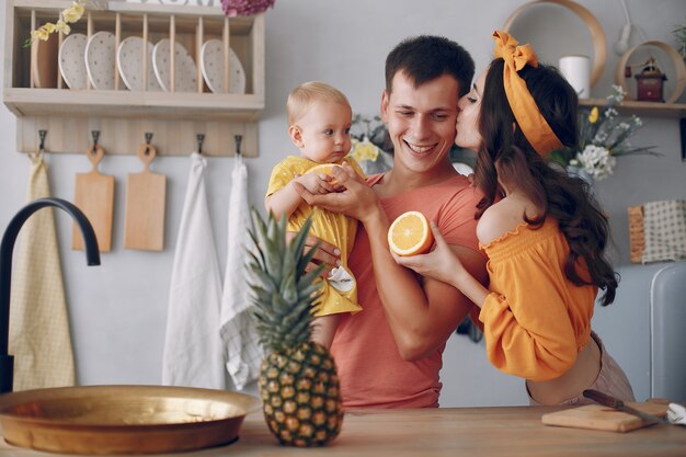 Hermosa familia preparar comida en la cocina