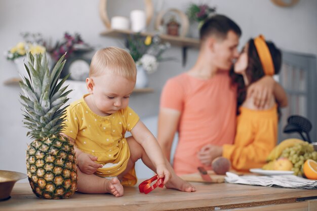 Hermosa familia preparar comida en la cocina