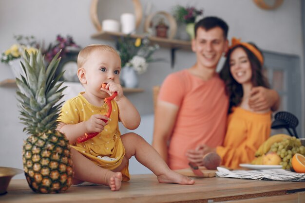 Hermosa familia preparar comida en la cocina