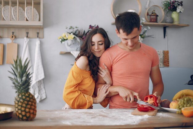 Hermosa familia preparar comida en la cocina