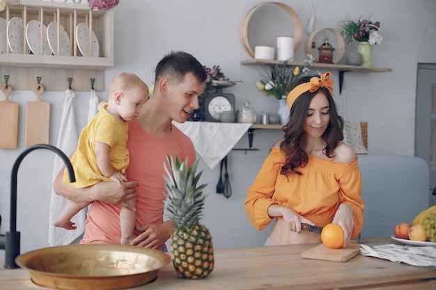 Hermosa familia preparar comida en la cocina